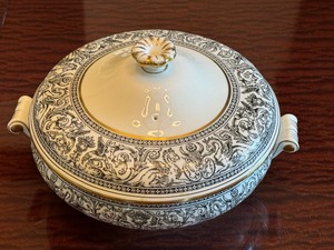 lot 62 image: Vintage Wedgewood Florentine Black Dragons Covered Dish