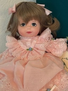 lot 53 image: Collectible Robin Woods Mindy Doll