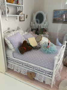 lot 68 image: Dollhouse Diorama