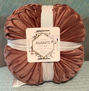 lot 75 image: New Accent Pillows by Avante and Fashion Basics