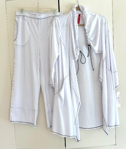 lot 93 image: New Connie K Jacket & Capri Set