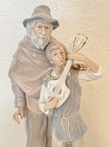 lot 160 image: Lladro Figurine