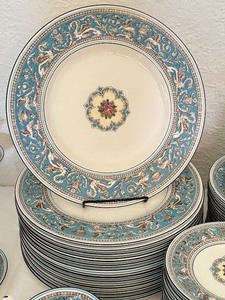 lot 112 image: Vintage Wedgwood Florentine Turquoise Dinnerware  China Set