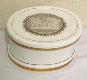 lot 216 image: Vintage Circular Porcelain Jewelry Box