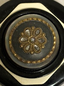 lot 219 image: Beautiful Vintage Handcrafted Brooch