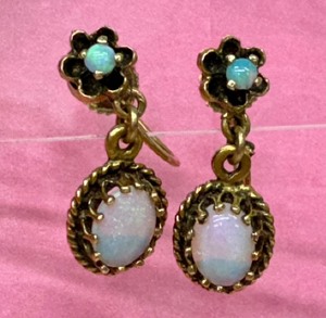 lot 9C image: 14k Gold and Opal Earrings