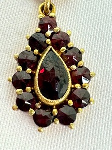 lot 7B image: 18k Gold and Garnet Pendant