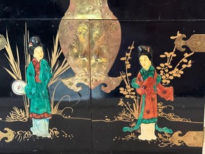 lot 228 image: Vintage Chinese Lacquered Jewelry Chest