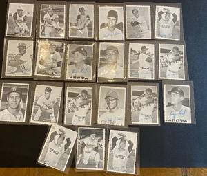 lot 7A image: 1969 Topps Deckle Edge 21 Card Lot with HOFs and Stars Vintage Baseball Cards