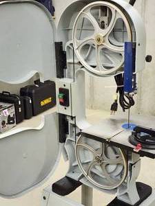 lot 5 image: Delta Shop Master Band Saw on a Stand