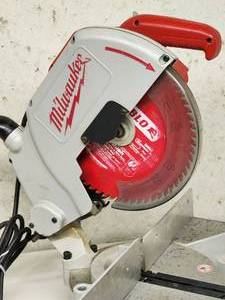 lot 51 image: Milwaukee 10 Magnum Miter Saw