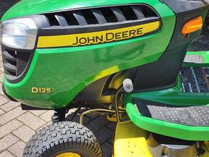 lot 4 image: John Deere D125 100 Series Riding Lawn Mower