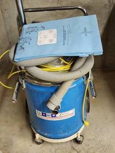 lot 86 image: ACME Rolling Vacuum with Additional Bags
