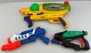 lot 90 image: Vintage Misc. Squirt Guns Including Super Soakers & More