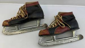 lot 118 image: Vintage Shamrock Brand Ice Hockey Skates