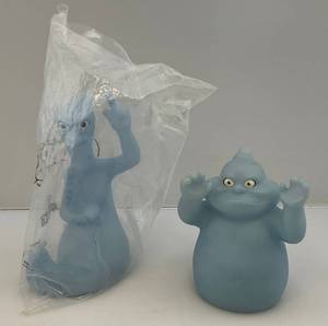 lot 81 image: 1995 Casper The Friendly Ghost PIZZA HUT Glow In The Dark Hand Puppets Fatso (LOOSE No Bag)  & Stretch (STILL IN ORIGINAL BAG)