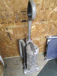 lot 43 image: Shark upright vacuum