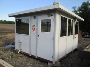lot 01 image: Portable building with multiple ele...