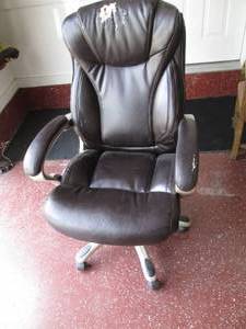 lot 4 image: Swivel office chair...