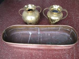 lot 8 image: Copper and brass metal decor...