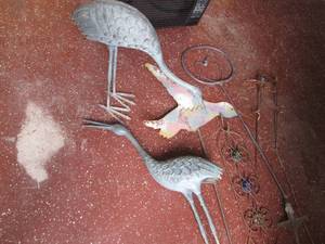 lot 10 image: Bird theme metal yard art...
