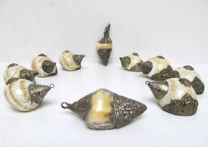 lot 86 image: Group of Old Vintage Nepalese Ornately Decorated Conch Shell Pendants