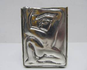 lot 28 image: Designer Modernist Sculptural Chrome Desk Pen Holder by Carrol Boyes