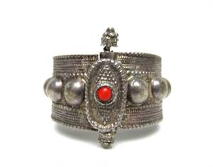lot 112 image: Ornate Old Middle Eastern Dhofar Bracelet wScrew Clasp
