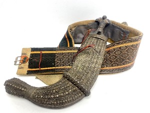 lot 6 image: Wonderful Early Antique Omani Khanjar Dagger wBelt