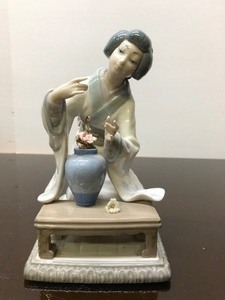 Lladro Giesha Flower Girl Figure