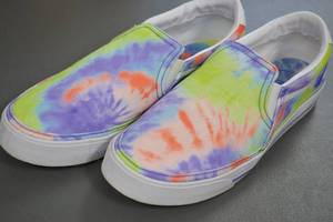 lot 22 image: Nike Mens Tie-Dye Comfort Slip-On Sneakers, Size 10.5 US