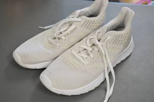 lot 24 image: Adidas Womens Running Shoes - Size 10.5
