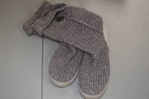 lot 34 image: UGG Australia Womens Gray Knit Boots Size 10