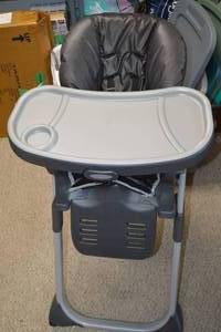 lot 87 image: Graco High Chair with Tray and Footrest