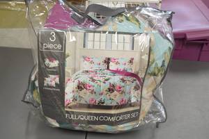 lot 95 image: 3-Piece FullQueen Comforter Set - Floral Design