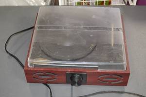 lot 152 image: Pyle Vintage Turntable with Volume Control
