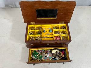 Estate Jewelry Music Box with Jewelry