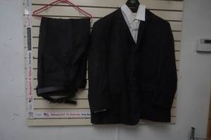 lot 101 image: Linea Uomo Black Suit