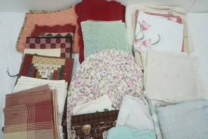 lot 3 image: Table Runners, Table Cloths, variety of placemats, apron and more