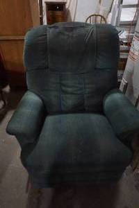 lot 51 image: Green Lazy Boy Recyliner