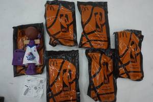lot 71 image: 2005 NBA Lay up Luke & Hook Shot Henry McDonalds Happy Meal Toys