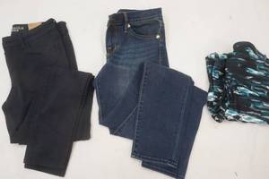 lot 89 image: Ladies Size 4 Pants, American Eagle, Rock & Republic, Leggings