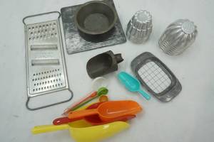 lot 180 image: Variety of Kitchenware