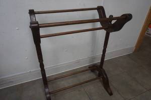 lot 204 image: QuiltBlanket Holder