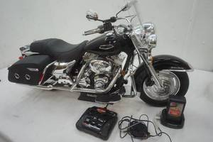lot 221 image: Remote Control Road King Harley Davidson