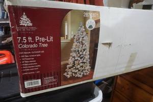 lot 222 image: Pre-lit 7.5 Colorado Christmas Tree
