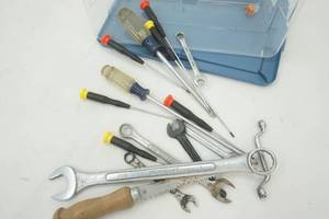 lot 237 image: Sterilite 6 Qt with tools