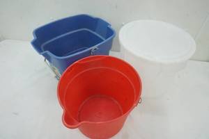 lot 243 image: 2 - 4 gal pail and a covered white plastic storage