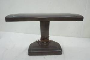 lot 276 image: Vintage metal desk lamp