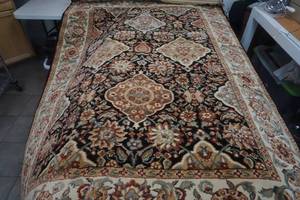 lot 365 image: area rug